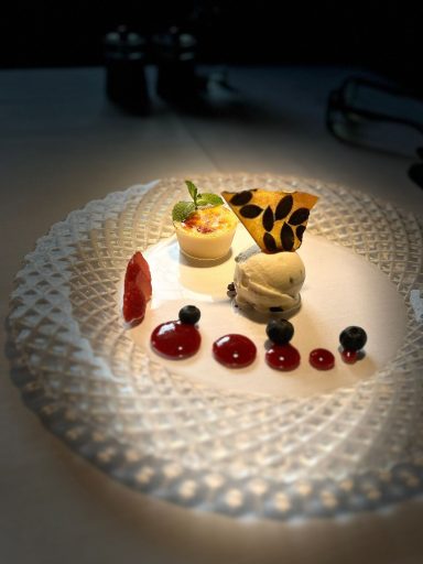 Dessertteller mit verschiedenen süßen Leckereien und Fruchtsoße.